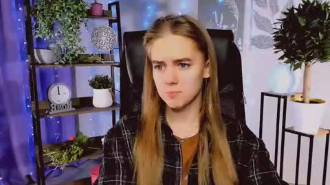 junewoods online show from December 17, 6:17 am