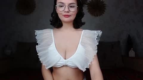 Snapshot of junnewers chatting on December 4, 9:51 am JunneWers online show from December 4, 9:51 am