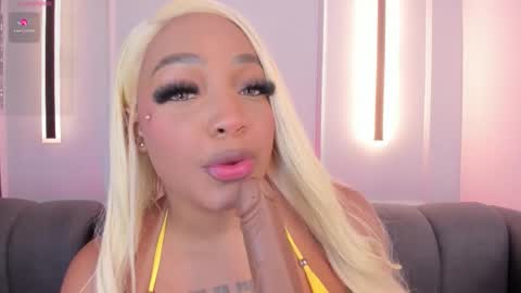 Snapshot of karolwhite_ chatting on October 21, 4:38 am Karol online show from October 21, 4:38 am