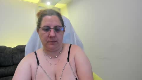 Snapshot of katiee_jones_ chatting on September 10, 1:00 pm Katherine online show from September 10, 1:00 pm