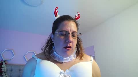 Snapshot of katiee_jones_ chatting on December 20, 1:22 pm Katherine online show from December 20, 1:22 pm