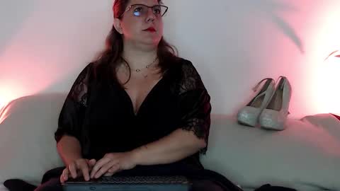 Snapshot of katiee_jones_ chatting on October 14, 10:18 am Katherine online show from October 14, 10:18 am