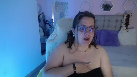 Snapshot of katiee_jones_ chatting on February 1, 12:16 pm Katherine online show from February 1, 12:16 pm