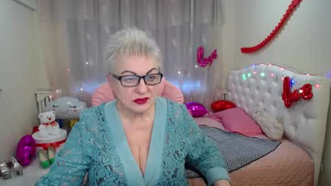 kaylesmoll online show from March 8, 6:09 am