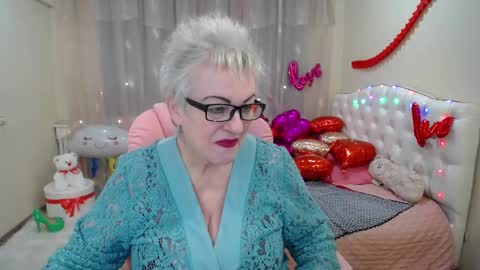 kaylesmoll online show from February 9, 5:29 am