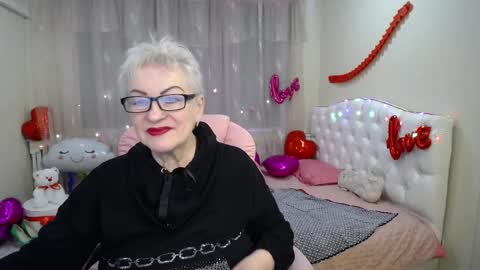 kaylesmoll online show from February 12, 5:58 am