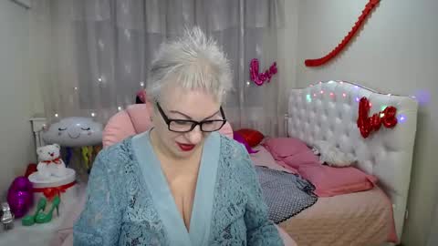 kaylesmoll online show from February 18, 8:04 pm