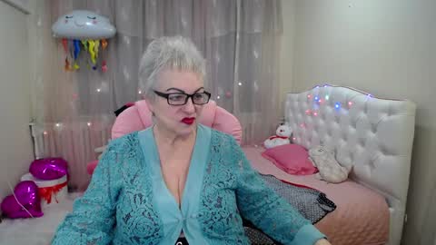 kaylesmoll online show from January 29, 6:01 am