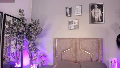 keirahartz online show from November 18, 3:40 am