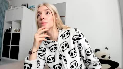 Kenzie online show from October 23, 3:45 am