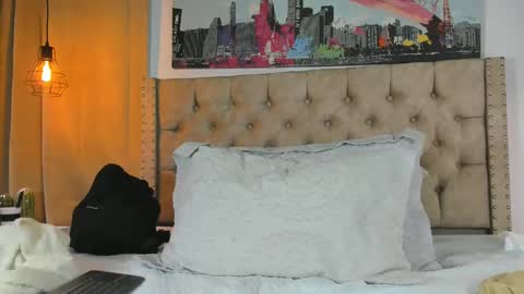 Kery Hillson online show from February 18, 1:11 pm