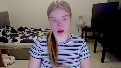 Snapshot of kitten_jenny01 chatting on December 14, 4:23 am Jennyblonde and Emmabrunette online show from December 14, 4:23 am