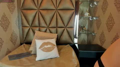 kittyvelvet_ online show from March 6, 12:19 pm