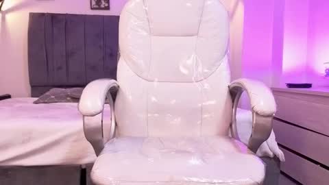  L A R A   online show from February 21, 9:04 pm