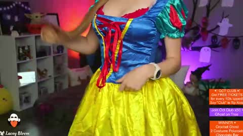 Snapshot of laceybloom chatting on October 23, 2:50 am Lacey Bloom online show from October 23, 2:50 am