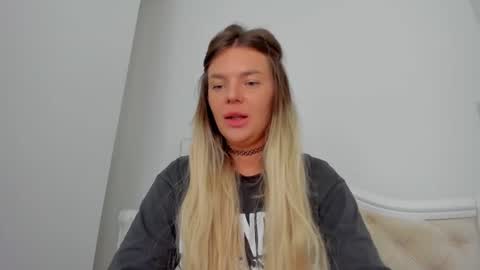 Lallie  online show from September 18, 3:54 pm