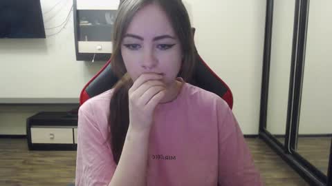 Laralianna online show from December 25, 1:30 pm