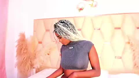 lauraaluccii online show from December 12, 1:06 pm