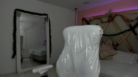 laura  online show from December 13, 7:53 pm