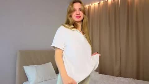 Laura online show from December 1, 5:37 pm