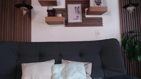 Layla online show from February 16, 6:30 pm