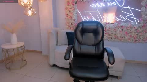 leahnovac online show from October 12, 1:13 pm