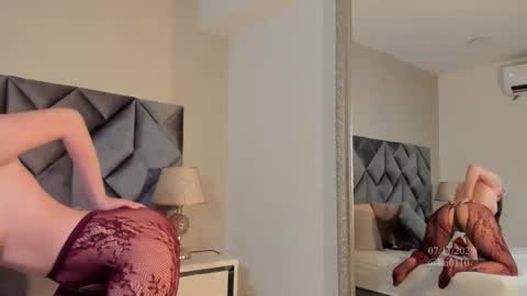 Leizathompson online show from November 7, 8:25 pm