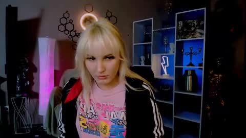 Leona online show from November 29, 8:35 pm