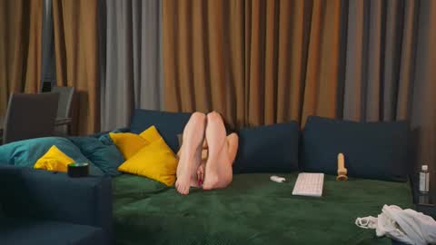 Hi my name is Lessy I am 18 years old. Im new here but I really like making new acquaintances online show from September 24, 12:53 am