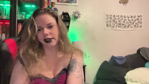 Libby Deetz online show from December 17, 10:12 am