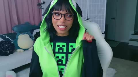 Snapshot of lileviemarie chatting on October 2, 3:00 am evie online show from October 2, 3:00 am