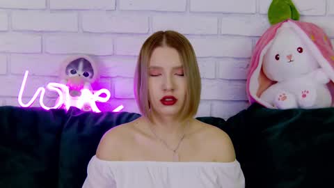 LiliLinn online show from March 4, 5:11 am