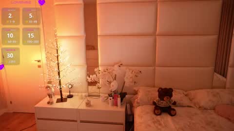 Lilly Colins online show from February 7, 7:40 pm