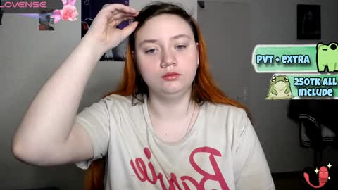 Snapshot of lily_shamy chatting on February 3, 3:53 am Alice online show from February 3, 3:53 am