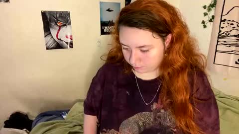 Snapshot of lily_shamy chatting on December 22, 8:38 am Alice online show from December 22, 8:38 am