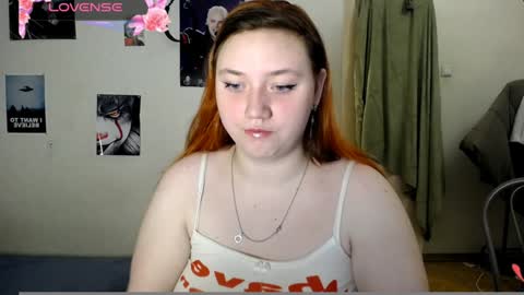 Snapshot of lily_shamy chatting on January 1, 5:33 pm Alice online show from January 1, 5:33 pm