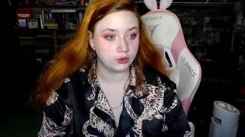 Snapshot of lily_shamy chatting on October 1, 6:24 pm Alice online show from October 1, 6:24 pm