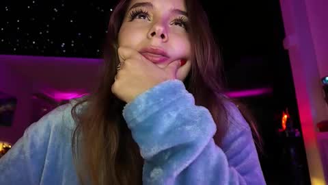 Snapshot of lilywhite_fr chatting on September 19, 2:21 am Lily White online show from September 19, 2:21 am