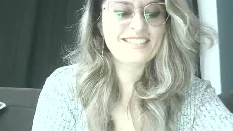 Snapshot of lionessmom chatting on October 13, 9:28 pm lionessmom online show from October 13, 9:28 pm