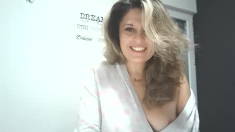 Snapshot of lionessmom chatting on October 16, 2:47 am lionessmom online show from October 16, 2:47 am