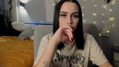 lisa__johnson online show from December 4, 12:57 am