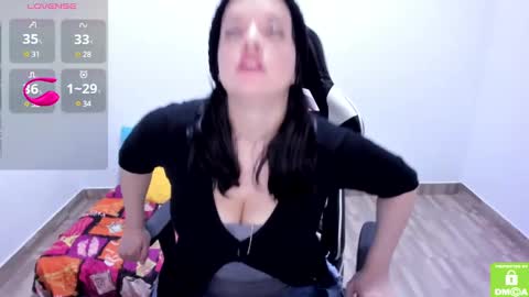 Snapshot of little_angely chatting on December 13, 4:11 am Angely online show from December 13, 4:11 am