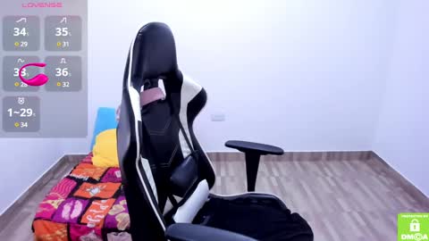 Snapshot of little_angely chatting on December 14, 7:51 am Angely online show from December 14, 7:51 am