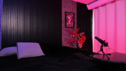 Snapshot of little_maeve chatting on December 6, 8:39 pm Maeve  online show from December 6, 8:39 pm