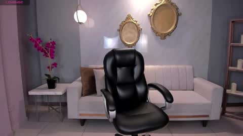 Lizzi  online show from December 3, 9:39 pm