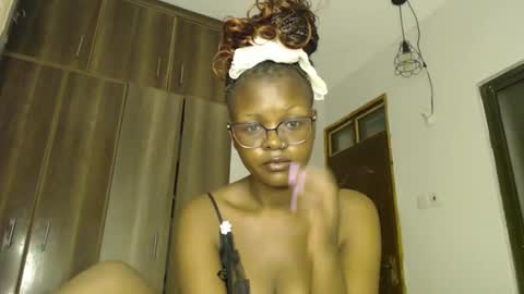 Snapshot of lolamia7 chatting on February 23, 4:44 am lolamia7 online show from February 23, 4:44 am