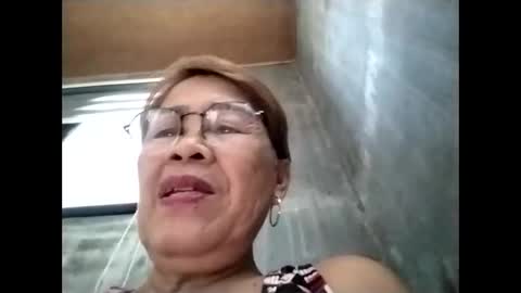 Snapshot of lolamommie chatting on October 22, 12:59 am tey online show from October 22, 12:59 am