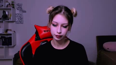 Lori online show from December 1, 6:10 pm