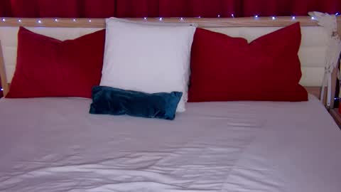 Caroline online show from November 4, 1:32 am