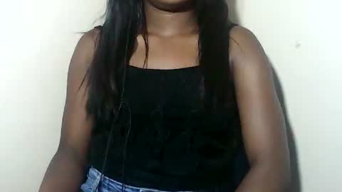 lovelylarra online show from January 13, 7:07 pm